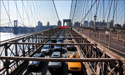 Автомобильное движение на Бруклинском мосту