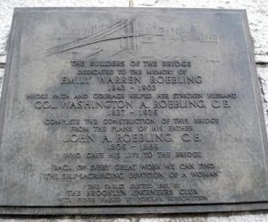 Имена Джона, Вашингтона и Эмили Роблинг на Мемориальнй доске Бруклинского моста