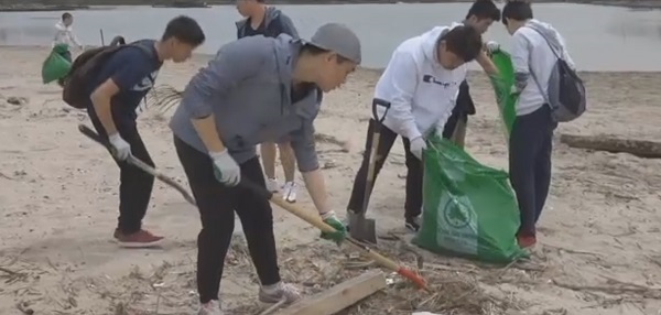 Волонтеры убирают пляжи Кони-Айленда