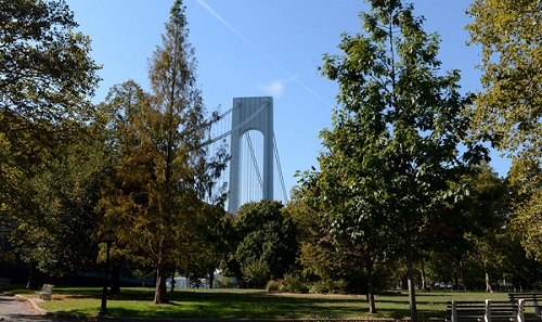 Вид на мост Verrazano-Narrows от парка John Paul Jones Park