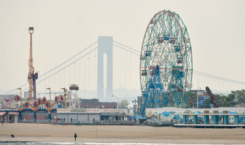 Вид на мост Verrazano-Narrows с Бордвока Кони-Айленда