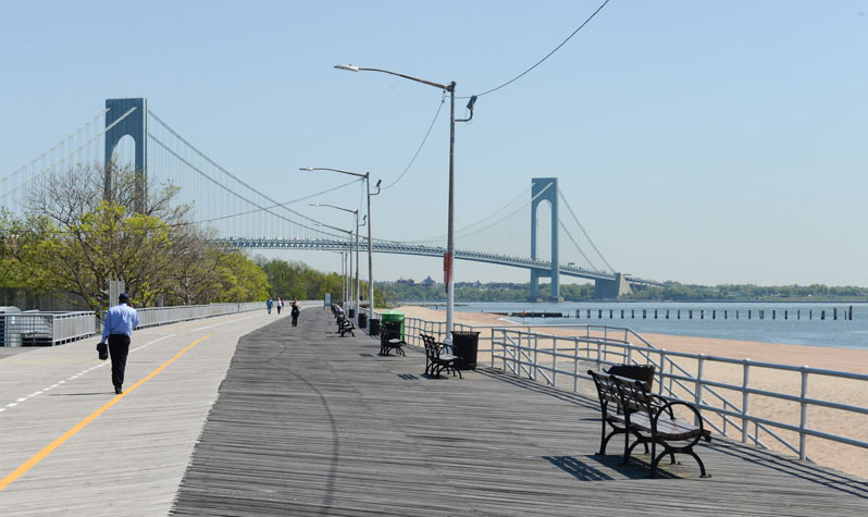 Вид на мост Verrazano-Narrows с Бордвока Стейтен-Айленда