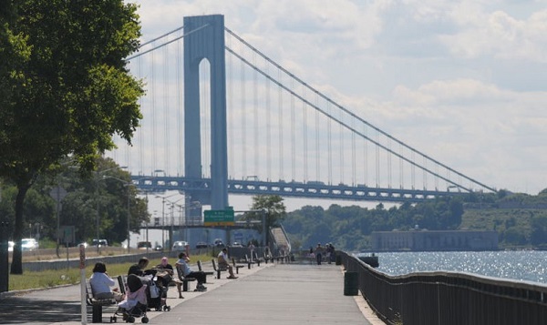 Вид на мост Verrazano-Narrows с набережной реки Гудзон
